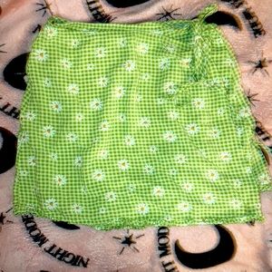 Wrap around skirt, one tie, gingham daisy green